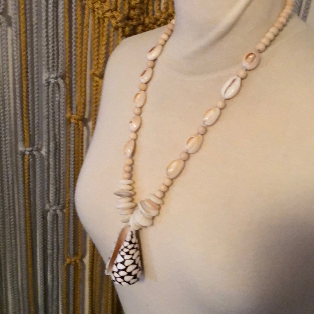 Shell Necklace - Picture 2 of 4